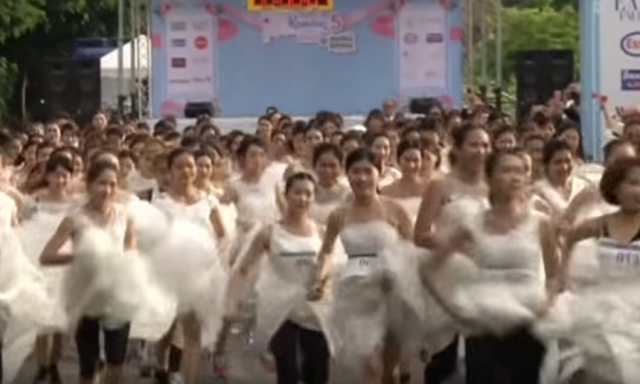 Bangkok: Žene u venèanicama trèale za nagradno putovanje